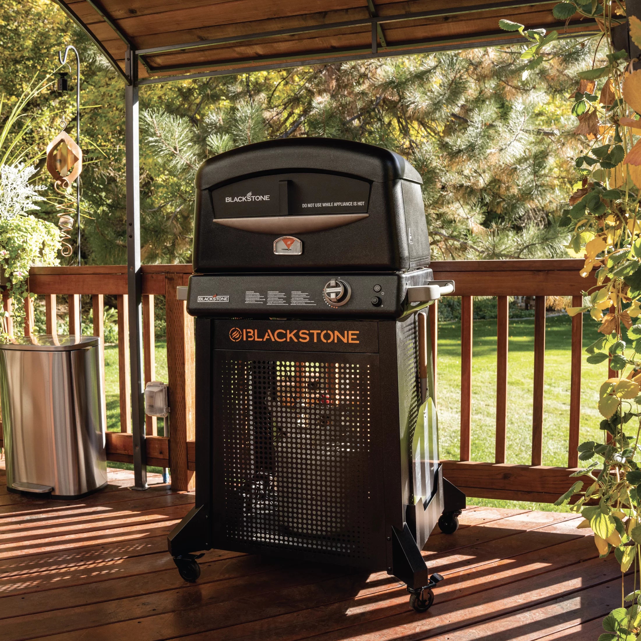 Blackstone Propane Outdoor Pizza Oven with Stand and Pizza Peel O34120